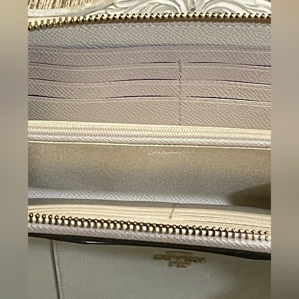 Coach Accordion White Refined Pebble Leather Zip Around Wallet - Picture 13 of 15